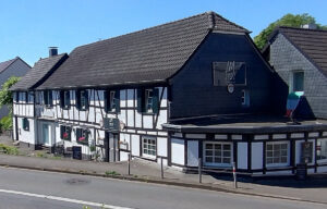 Das Foto zeigt das ehemalige Restaurant LM1921 an der Paffrather Straße Ecke Dellbrücker Straße in seiner alten Fachwerk-Bauweise